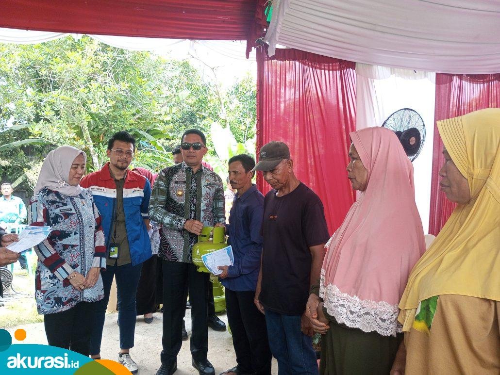 Penyerahan secara simbolis Kartu Tepat Sasaran tabung gas 3 kilogram oleh Wali Kota Samarinda Andi Harun, di RT 16, Kelurahan Bukit Pinang, Kamis (19/9/2024). (Dhion/Akurasi.id)