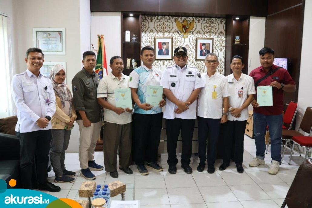 Pj Bupati PPU Serahkan 20 Sertifikat Tanah untuk Warga di Kelurahan Maridan