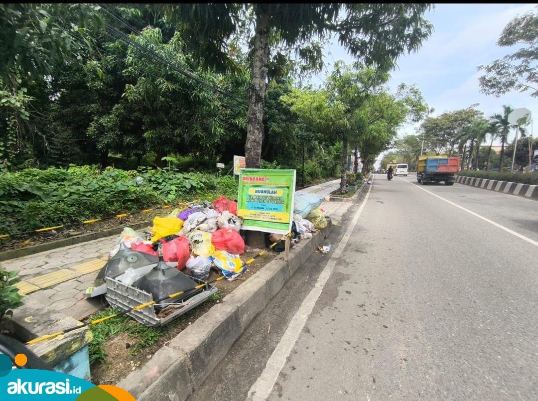 Jalan Soedirman Bontang Kotor, Masyarakat Buang Sampah Sembarangan
