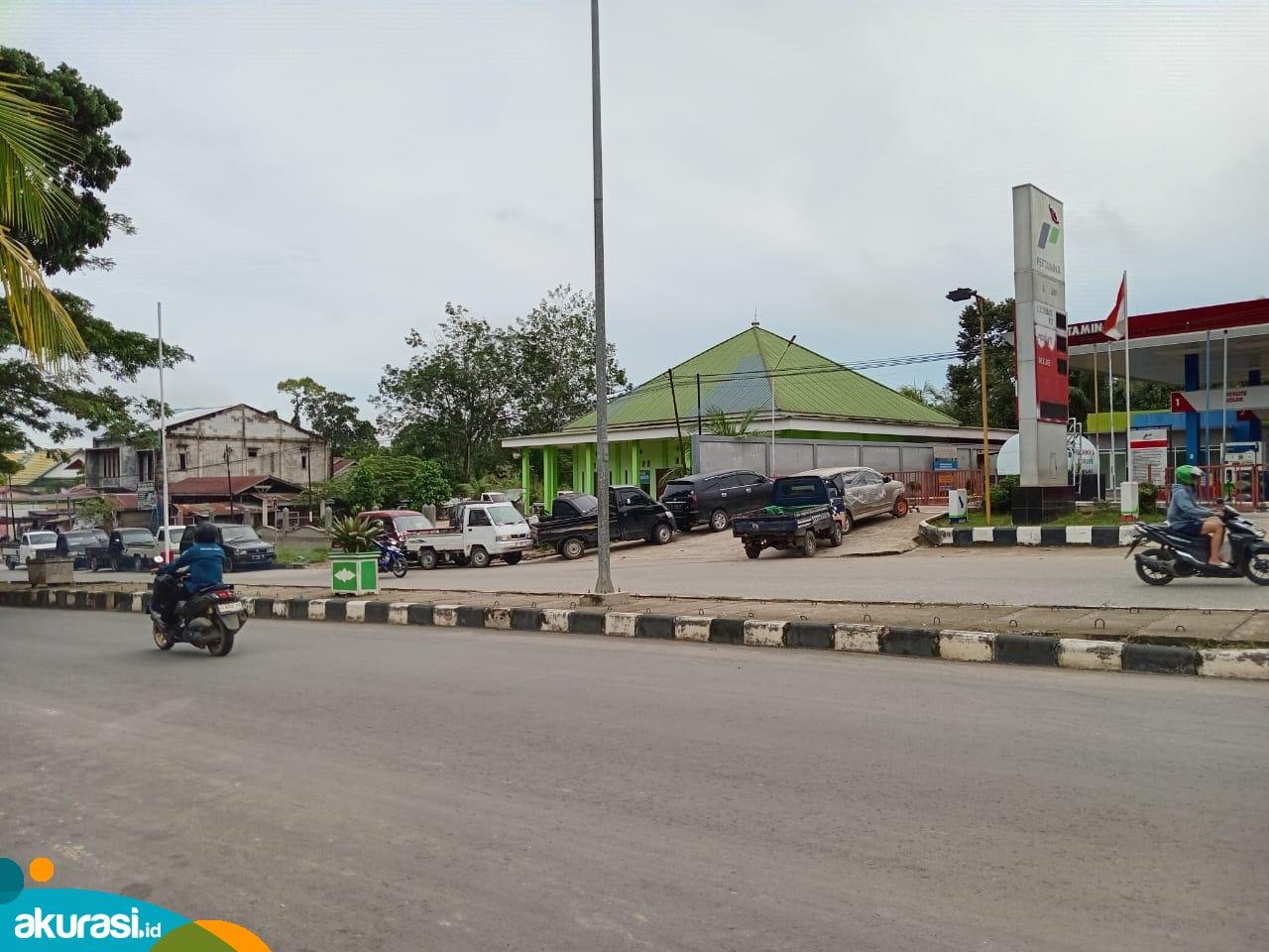Antrean Panjang dan Keterbatasan SPBU, Warga Melak Terpaksa Pilih Bensin Eceran