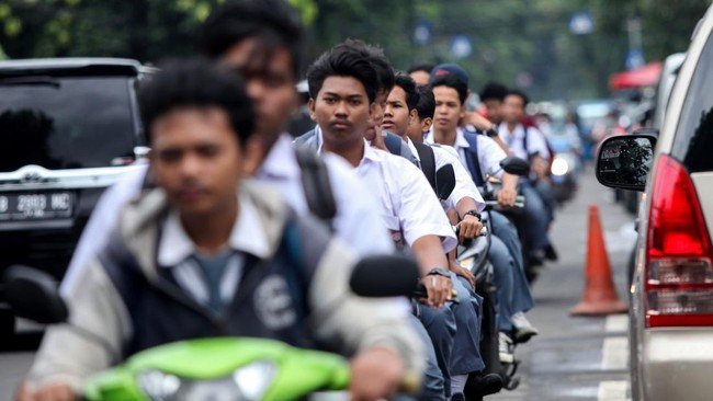 Larangan Pelajar Tanpa SIM Bawa Motor