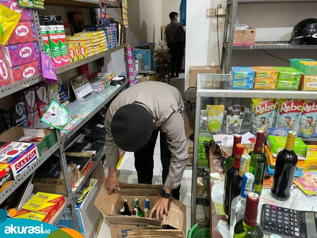 Polres Bontang Grebek Warung, Ratusan Botol Miras Disita