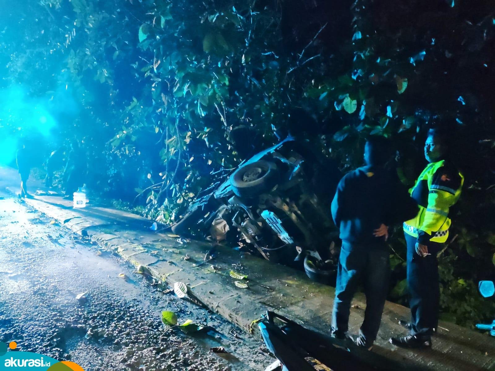 Gagal Menyalip, Mobil Pick Up Pengangkut Galon Terperosok ke Parit