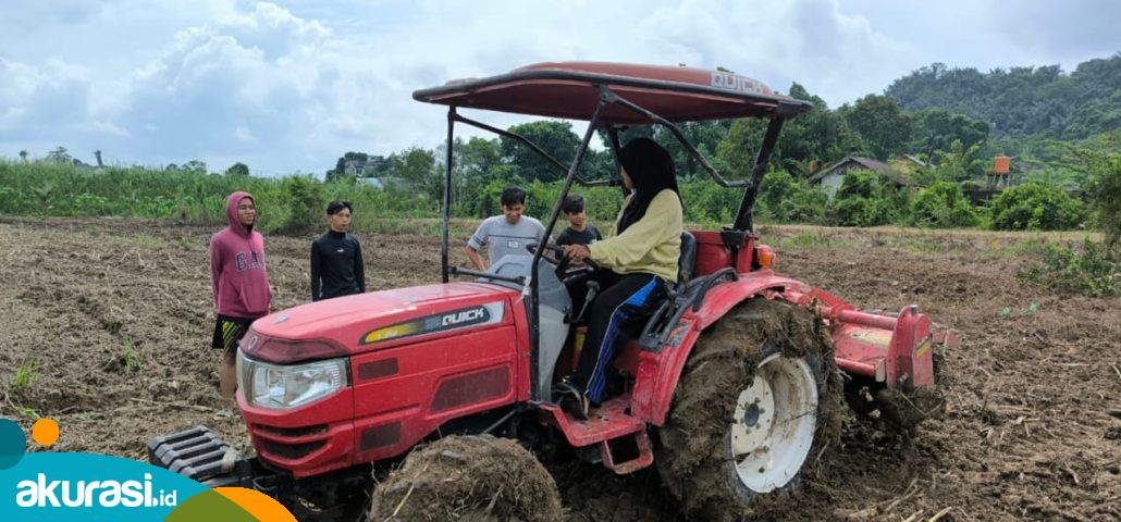 Kementan Salurkan 22 Traktor Roda Empat untuk Dukung Produksi Pertanian di PPU