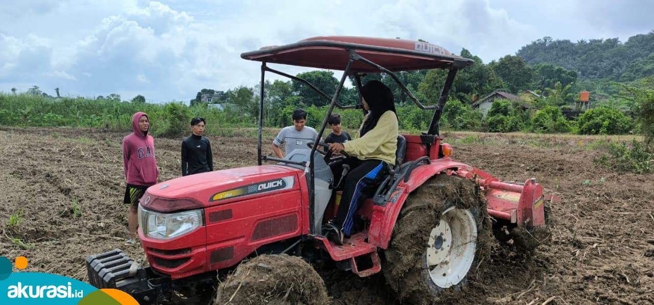 Kementan Salurkan 22 Traktor Roda Empat untuk Dukung Produksi Pertanian di PPU