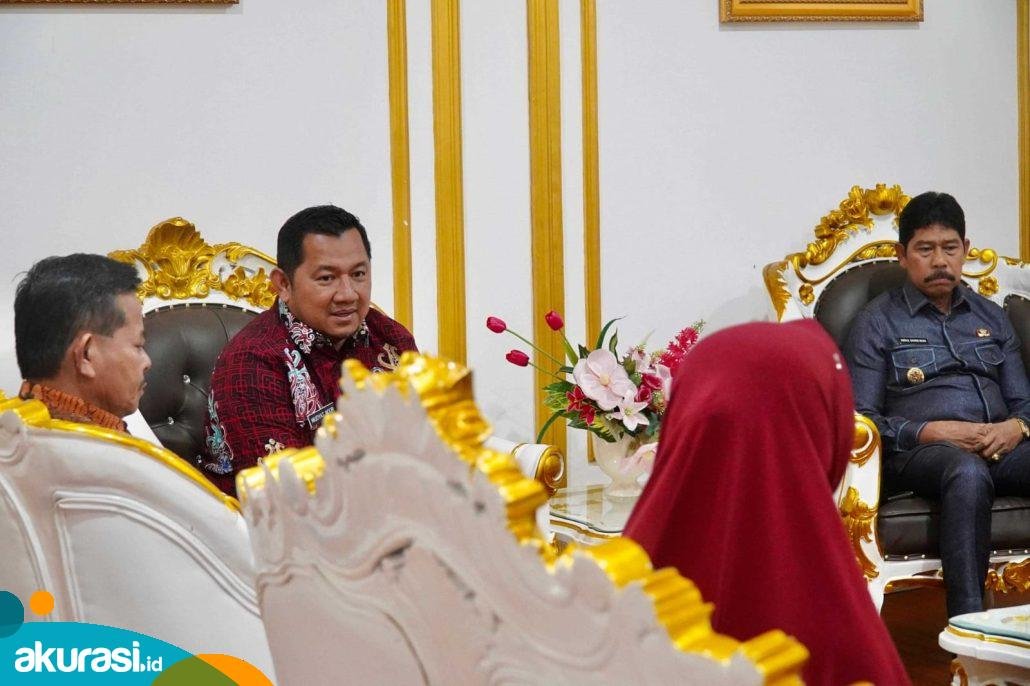 Bupati PPU Serahkan Santunan kepada Keluarga Korban Tenggelamnya KMP Muchlisa