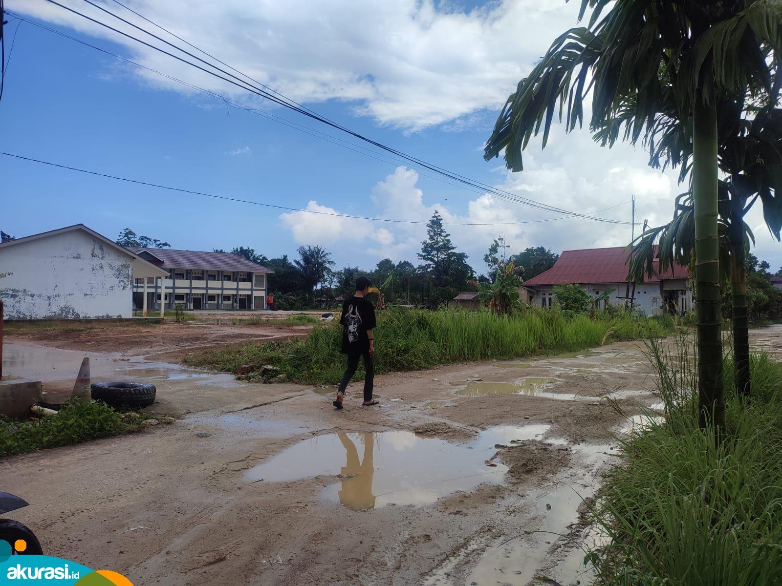 Jalan Rusak! Aktivitas di Gedung Baru SD 002 Bontang Barat Terhambat