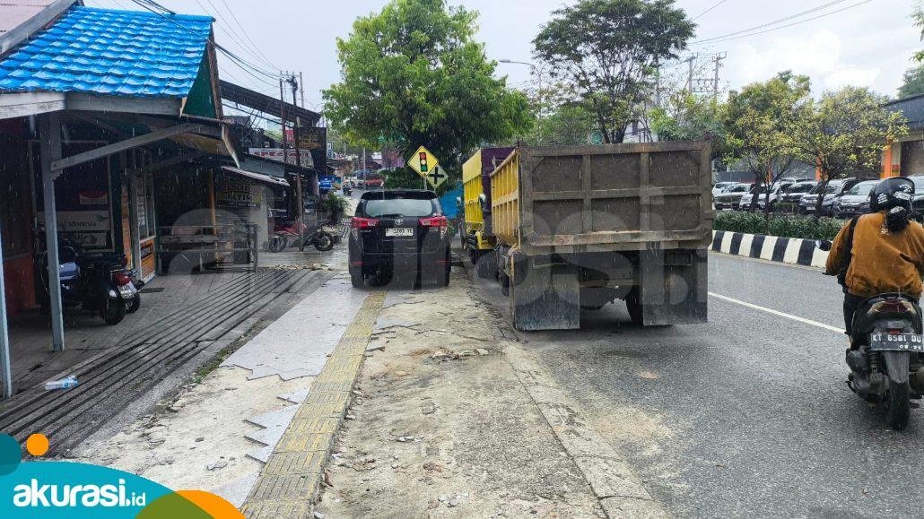 Parkir Liar Marak di Trotoar Sekitar Era Fresh