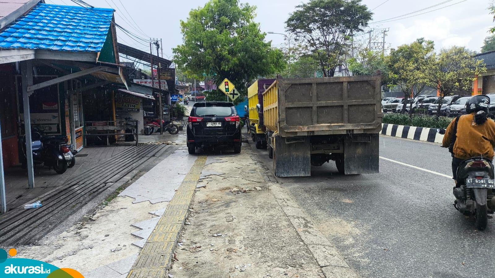 Parkir Liar Marak di Trotoar Sekitar Era Fresh