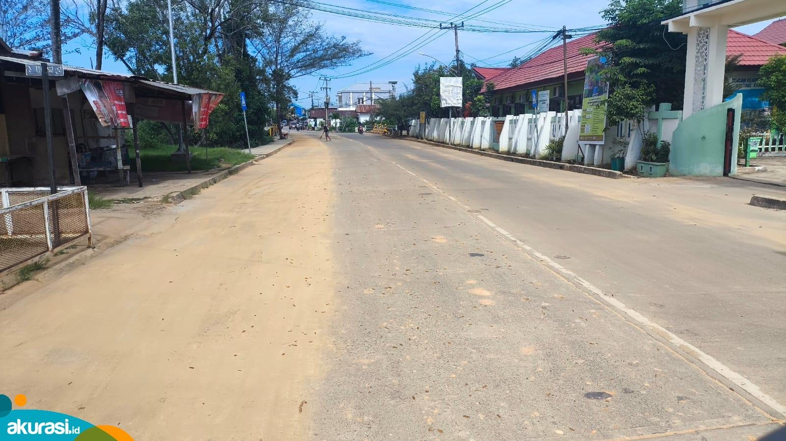 Sisa Material Proyek Berserakan