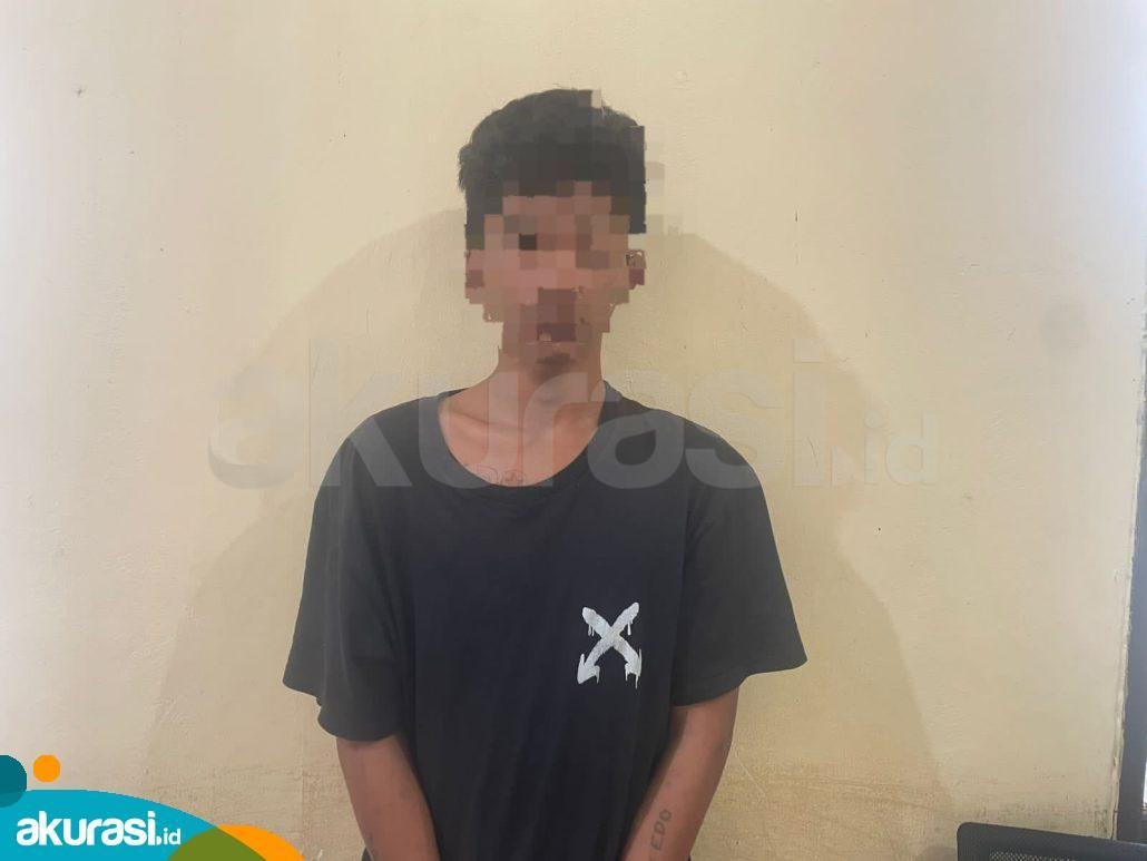 Warga Bawa Sajam ke Kantor Polisi