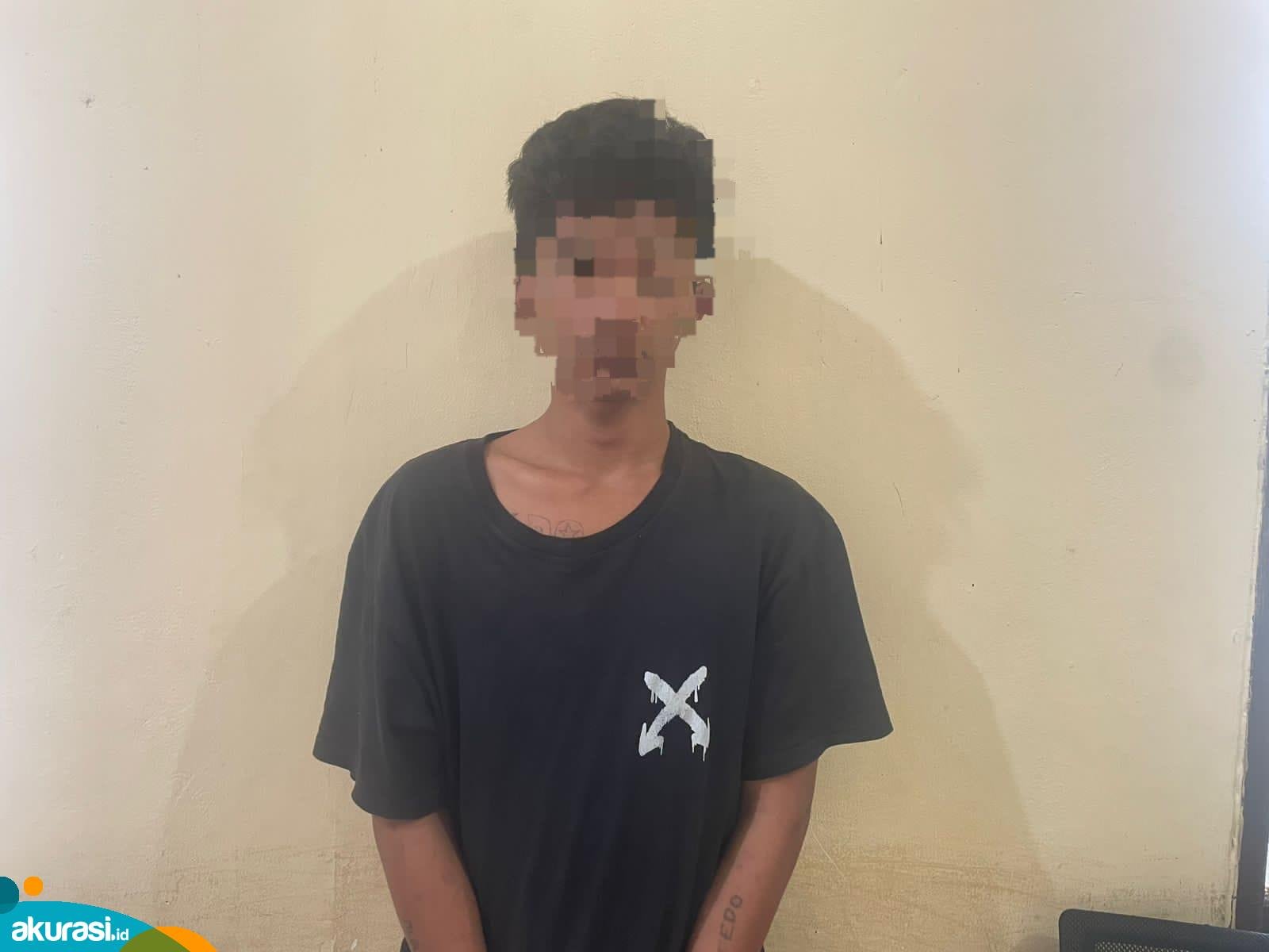 Warga Bawa Sajam ke Kantor Polisi