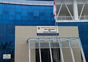 Bongkar Bantaran Sungai Karang Mumus