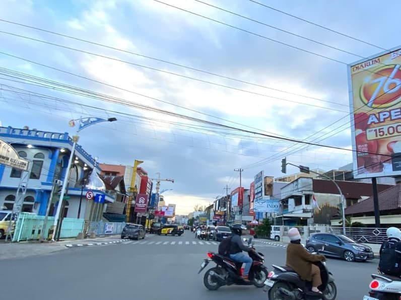 Satu Jalur di Jalan Abul Hasan