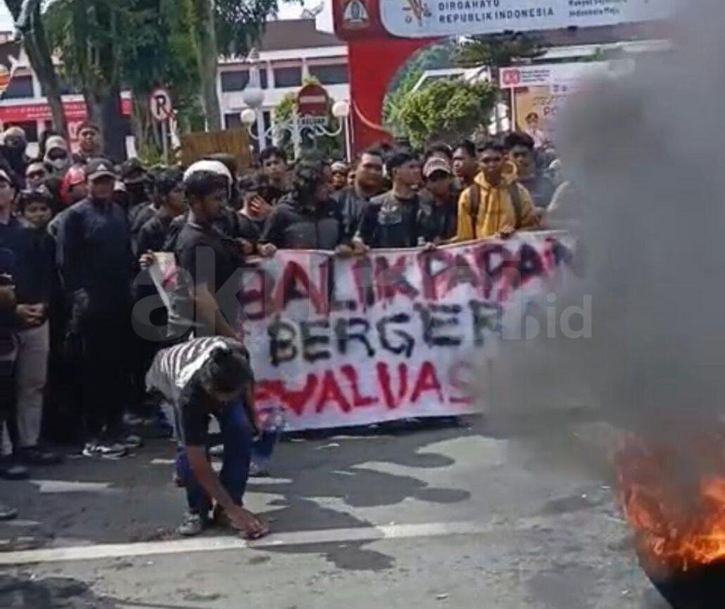Demo di depan DPRD Balikpapan