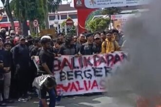 Demo di depan DPRD Balikpapan