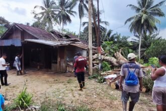 Dua Rumah di Waru Roboh