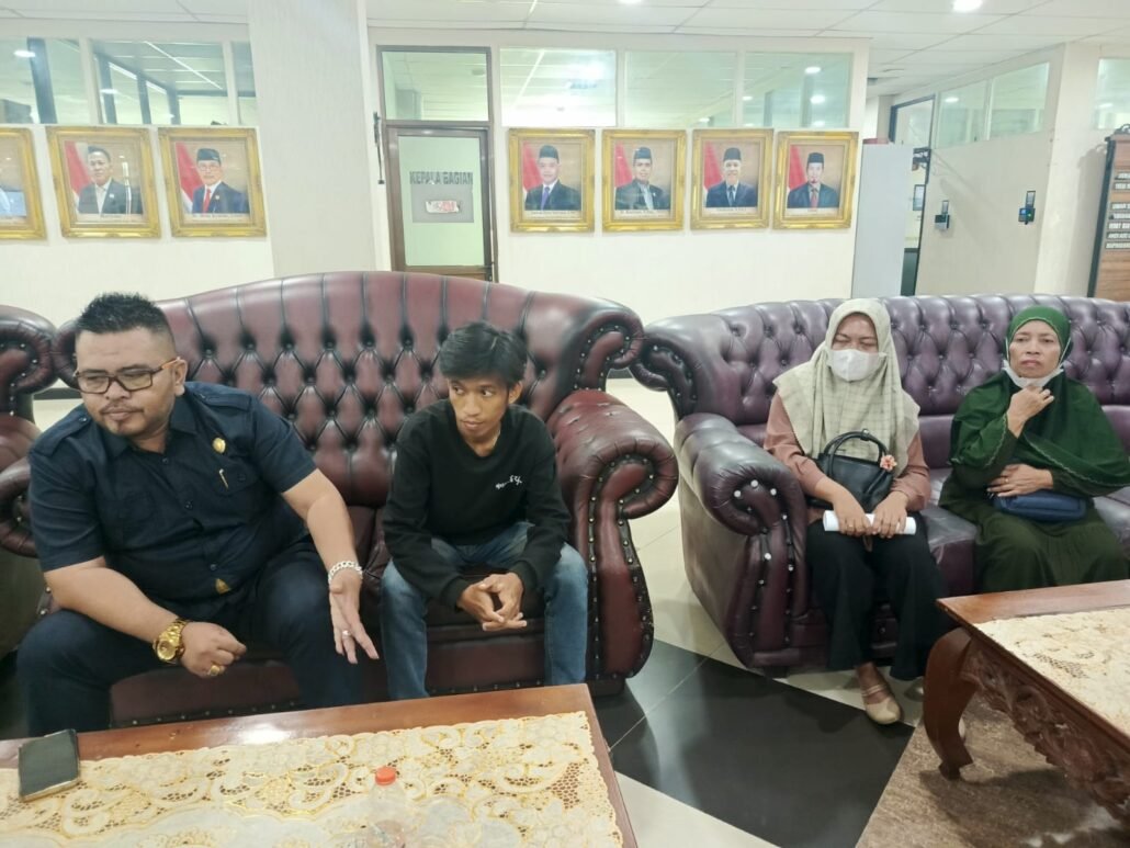 Pemukulan oleh Anggota Dewan