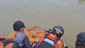 Remaja Tenggelam di Sungai Karang Mumus