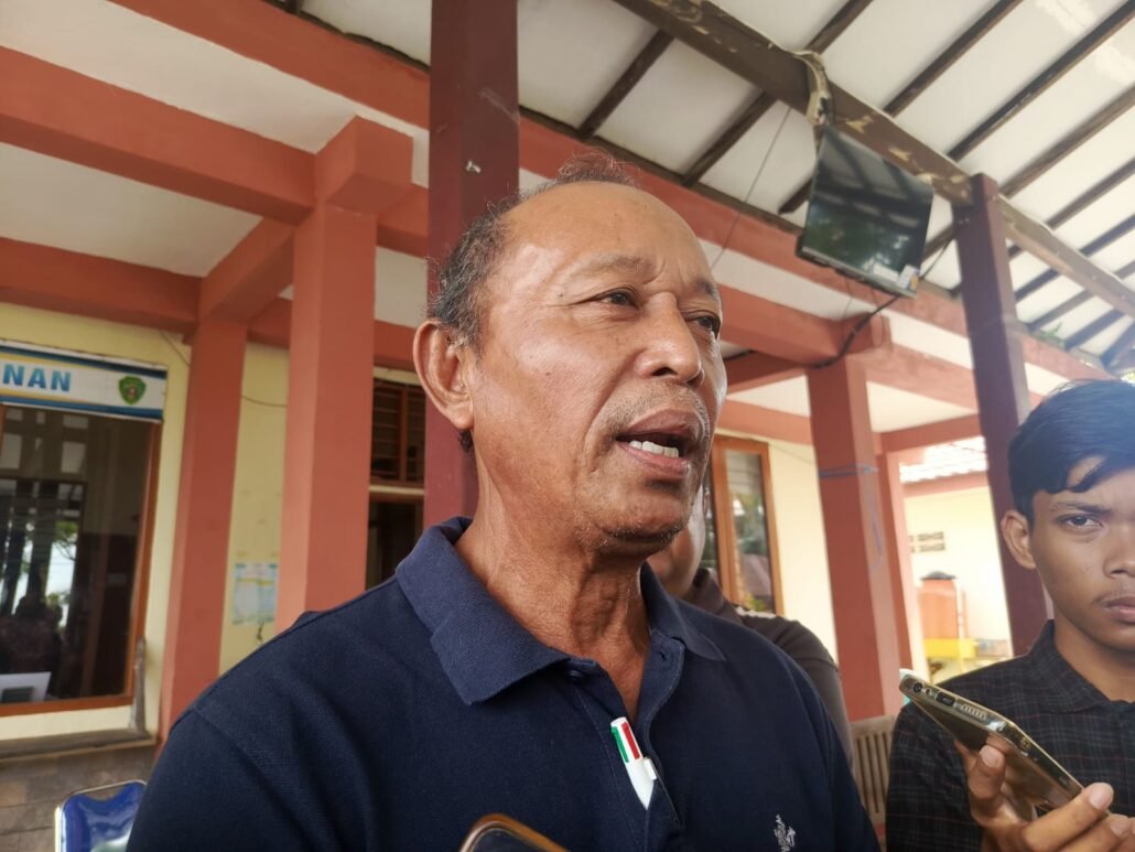 Warga Giripurwa Geruduk Kantor Desa