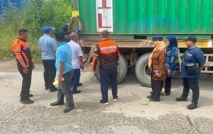 Puluhan Kontainer Kuasai Jalan Sungai Kunjang