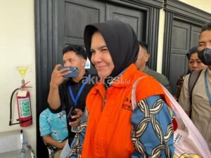 Kuasa Hukum Dayang Donna Tantang Pembuktian Alur Uang ke Awang Faroek