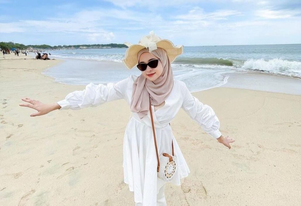 Tips Pakaian Stylish dan Nyaman Saat di Pantai