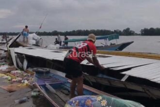 Kapal Mahakam Dahliya Karam di Muara Kaman