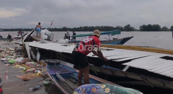 Kapal Mahakam Dahliya Karam di Muara Kaman