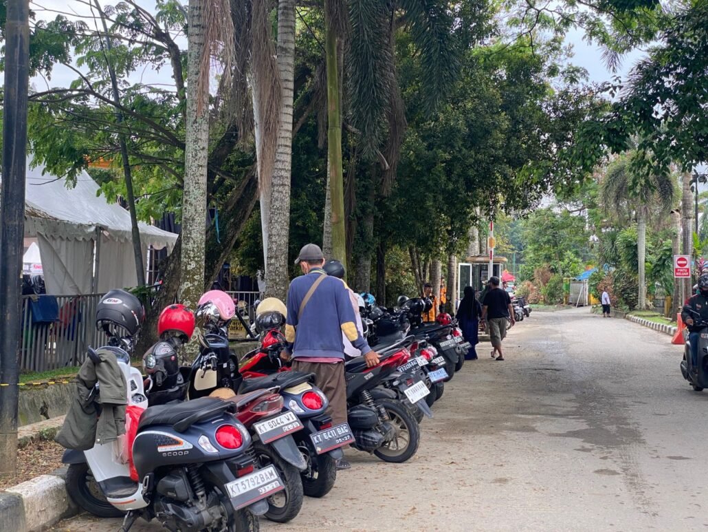 Parkir Liar di GOR Segiri