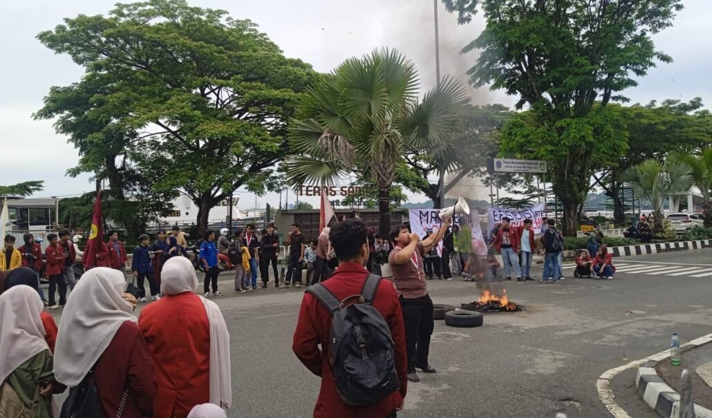 Mahasiswa Cap Gubernur Kaltim “WaluhPol”