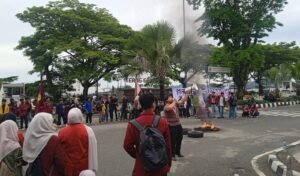 Mahasiswa Cap Gubernur Kaltim “WaluhPol”