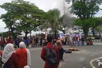 Mahasiswa Cap Gubernur Kaltim “WaluhPol”