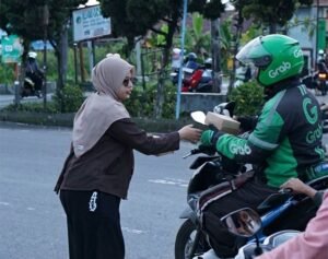 Akurasi.id berbagi takjil Ramadan di Lampu Merah HM Ardans Pisangan