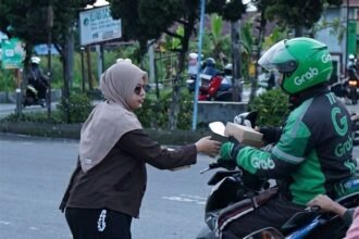 Akurasi.id berbagi takjil Ramadan di Lampu Merah HM Ardans Pisangan