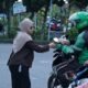 Akurasi.id berbagi takjil Ramadan di Lampu Merah HM Ardans Pisangan