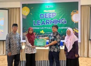 Penyerahan bantuan dana Program TJSL KDM PAUD inspiratif (Siti Rosidah MoreAkurasi.id)