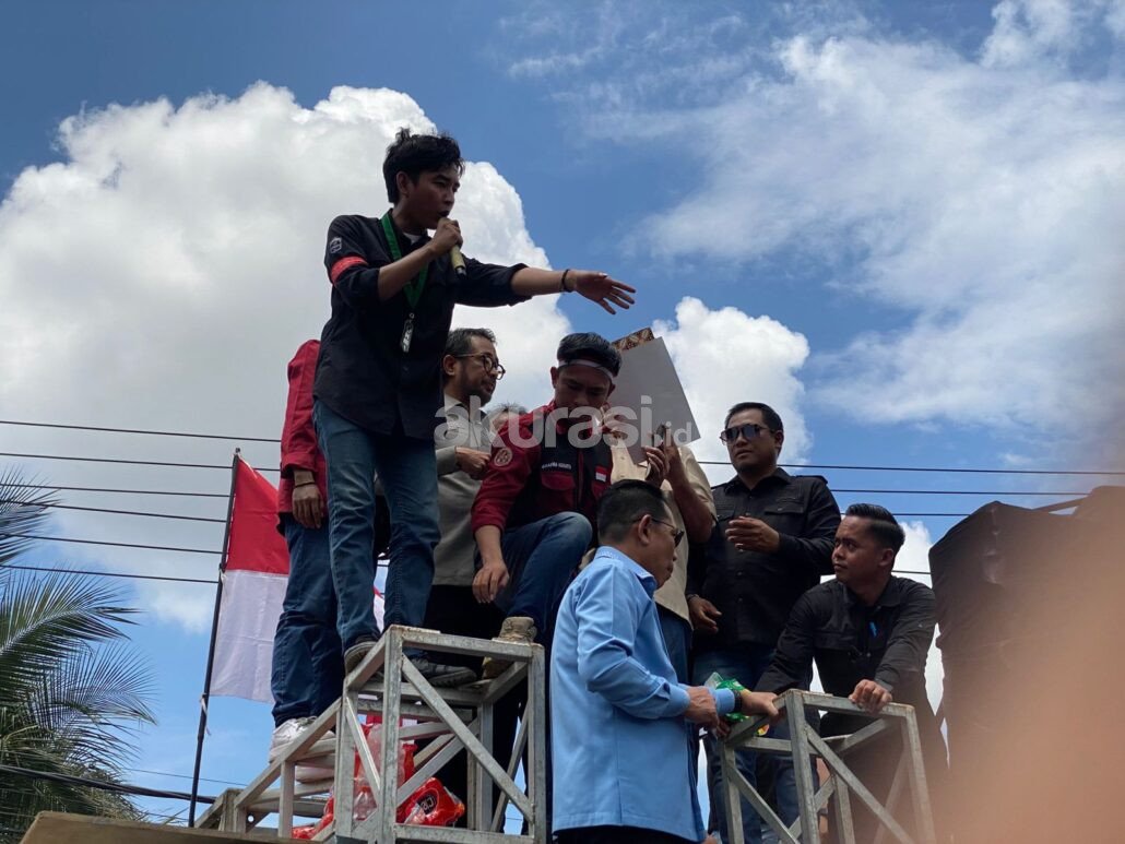 Massa Desak DPRD Kaltim