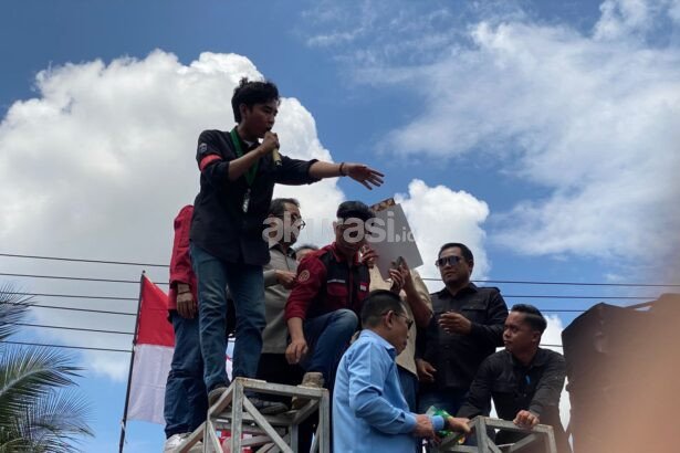 Massa Desak DPRD Kaltim