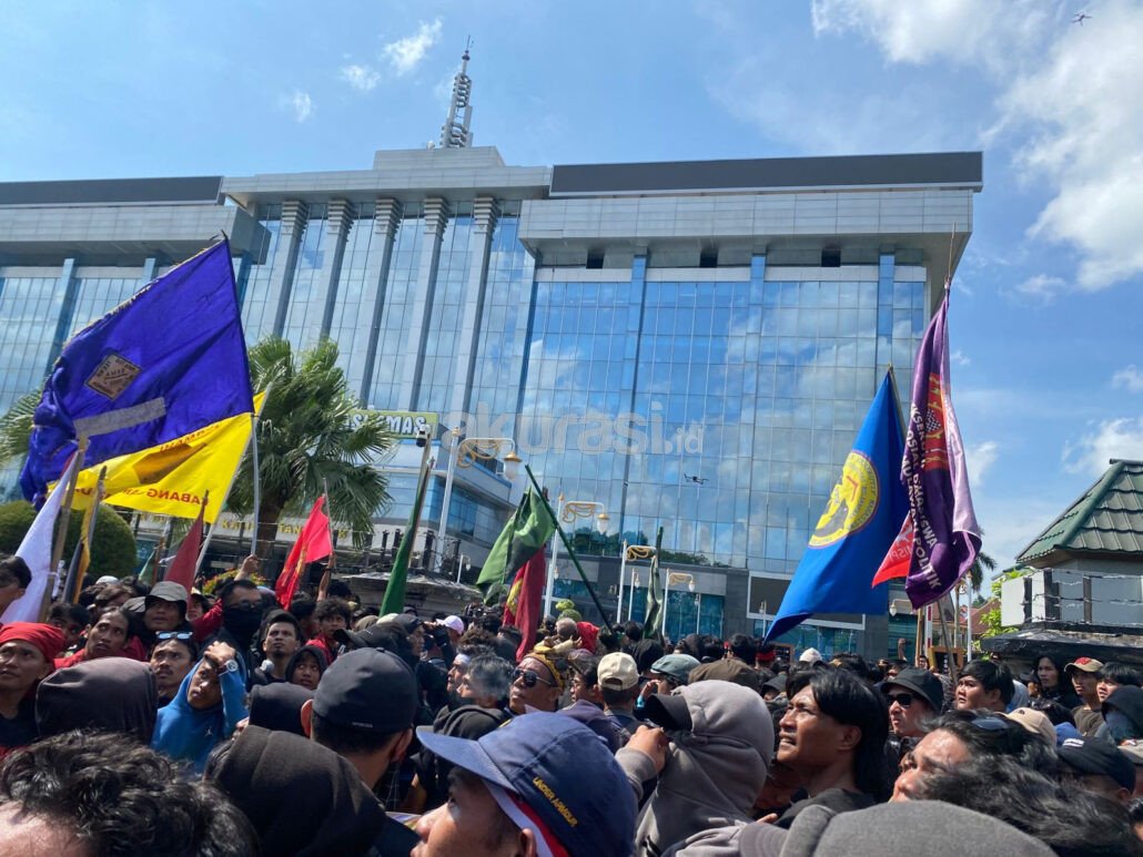 Desak Gubernur Kaltim Mundur