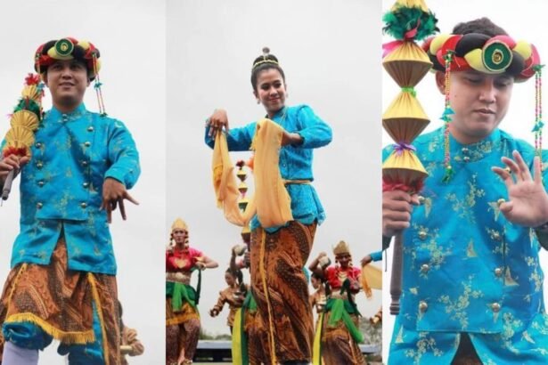 Penari Tari Ganjur dengan kostum biru keemasan khas Kutai, membawa properti kipas dan gada.