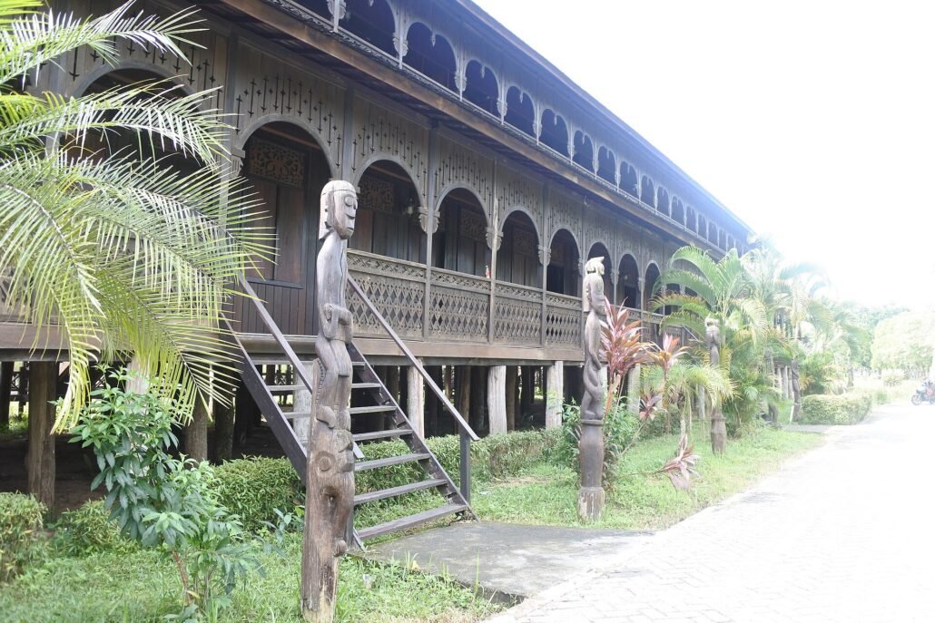 rumah lamin kalimantan timur