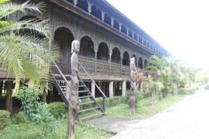 rumah lamin kalimantan timur