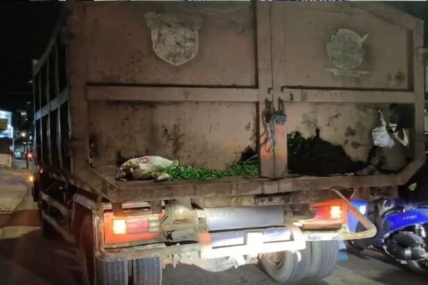 Truk sampah di Samarinda