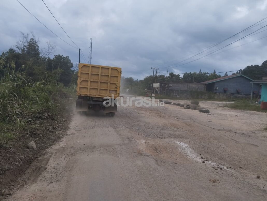 Warga Kubar Jalan Rusak