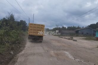 Warga Kubar Jalan Rusak