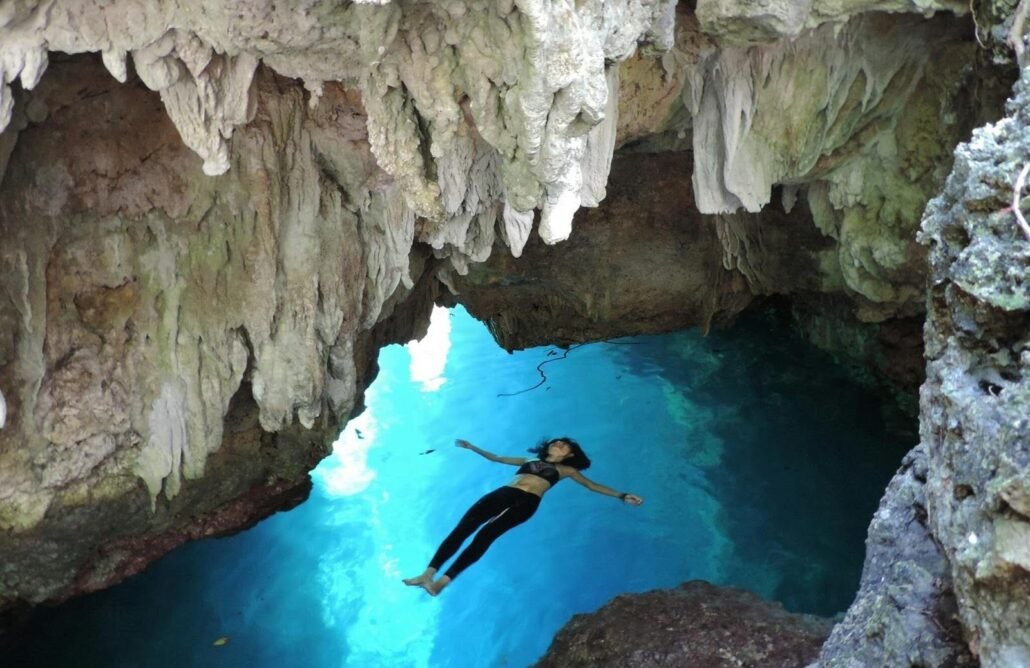 Blue Light Cave Maratua, Wisata Alam Kalimantan Timur dengan Fenomena Cahaya Biru yang Memukau