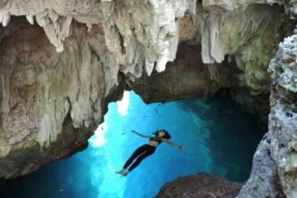 Blue Light Cave Maratua, Wisata Alam Kalimantan Timur dengan Fenomena Cahaya Biru yang Memukau