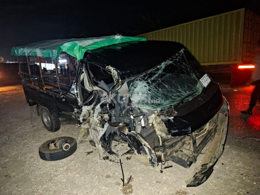 Truk Hino dan Pikap Tabrakan di KM 11 Petung
