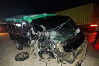 Truk Hino dan Pikap Tabrakan di KM 11 Petung